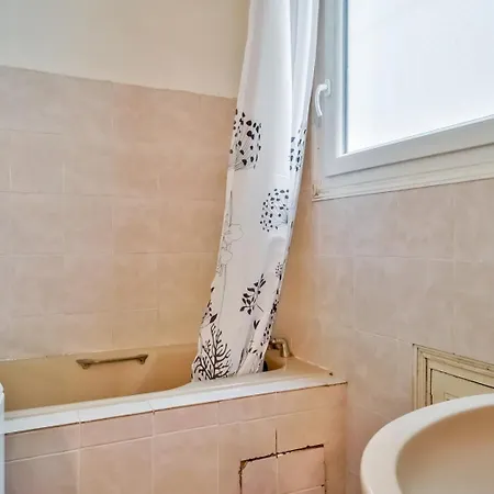 Guestready - Minimalist Mod, 15th Arrondissement. *
